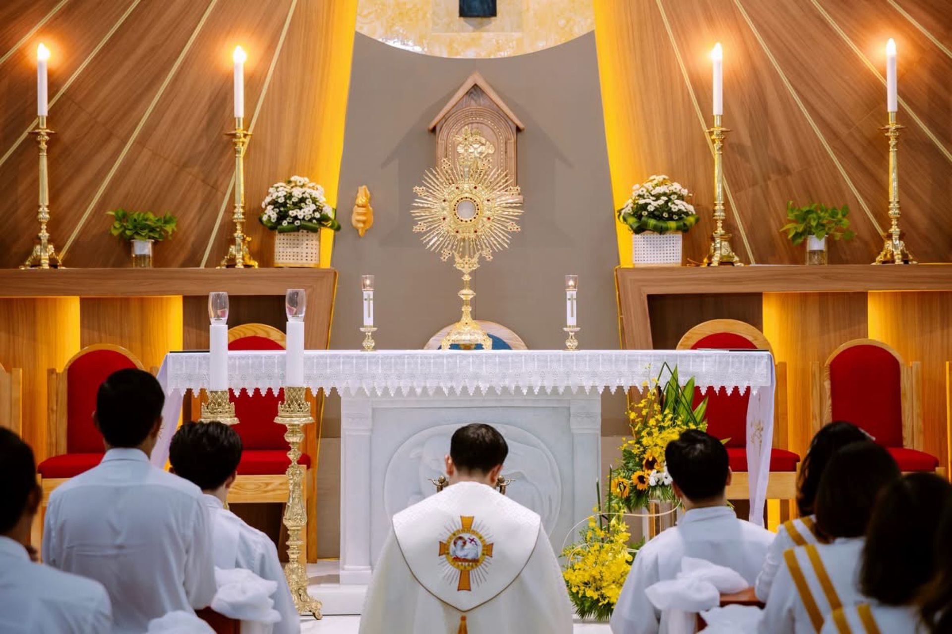 Eucharistische Anbetung mit Monstranz auf dem Altar
